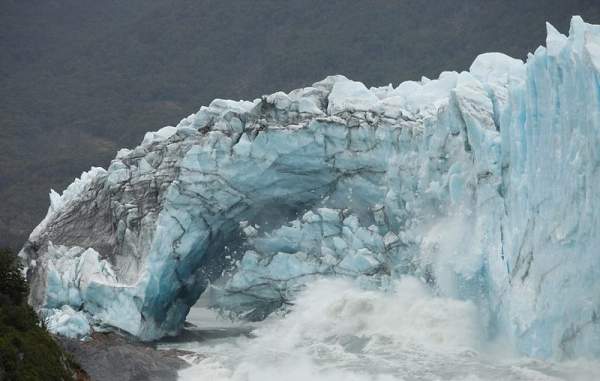 Mái vòm băng kì vĩ ở Argentina đổ sụp sau 4 năm 2
