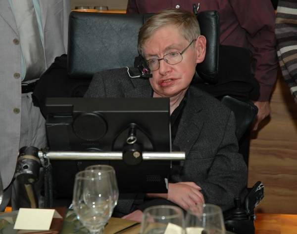Vì sao thiên tài vật lý Hawking chống được bệnh quái ác suốt 50 năm?