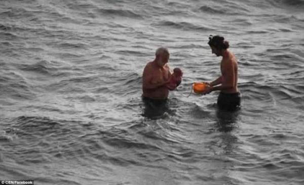 Hi hữu: Đang đi bơi, thai phụ bất ngờ đẻ rơi trên biển Đỏ 2