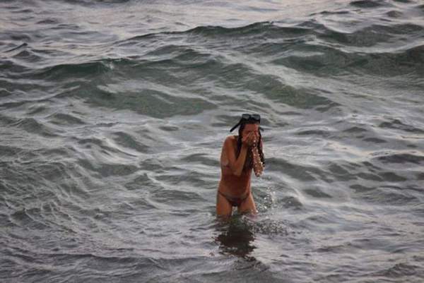 Hi hữu: Đang đi bơi, thai phụ bất ngờ đẻ rơi trên biển Đỏ 5