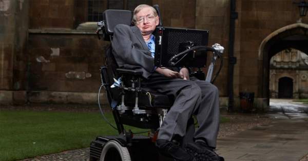 Stephen Hawking: Từ học sinh cá biệt đến thiên tài vật lý hàng đầu