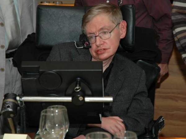Sự thật về căn bệnh không thuốc chữa "giết dần giết mòn" thiên tài vật lý Stephen Hawking 3