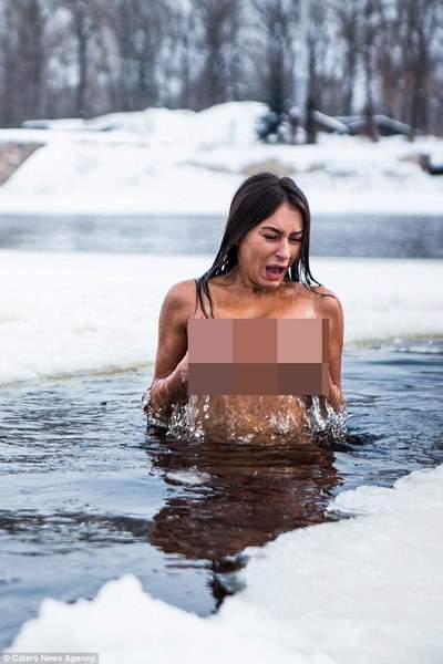 Cô gái Ukraine khỏa thân tắm sông băng để xinh đẹp hơn