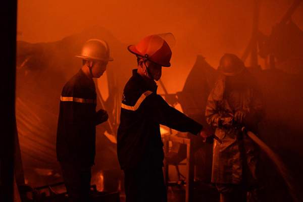 HN: Ngọn lửa khổng lồ bốc lên từ xưởng phế liệu, nhiều người tháo chạy 4