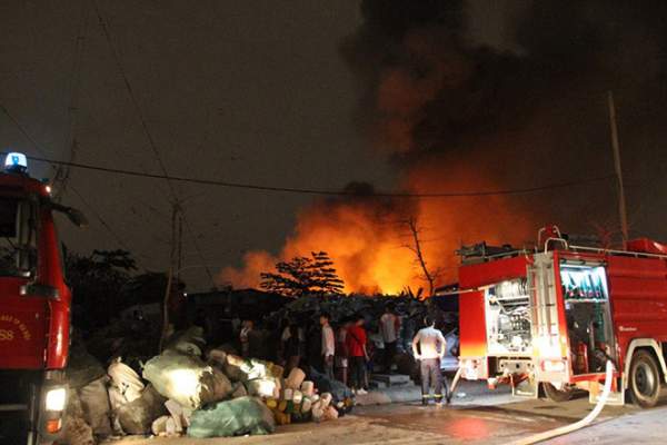 HN: Ngọn lửa khổng lồ bốc lên từ xưởng phế liệu, nhiều người tháo chạy 3