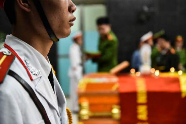 Đồng đội, người thân khóc nghẹn trong đám tang chiến sĩ cảnh sát PCCC 10