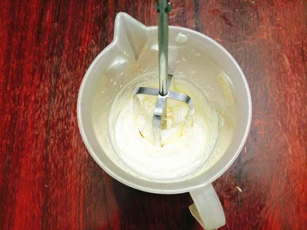 Không cần dùng máy vẫn làm được kem chocolate mịn mượt mát lịm nhờ công thức này 4