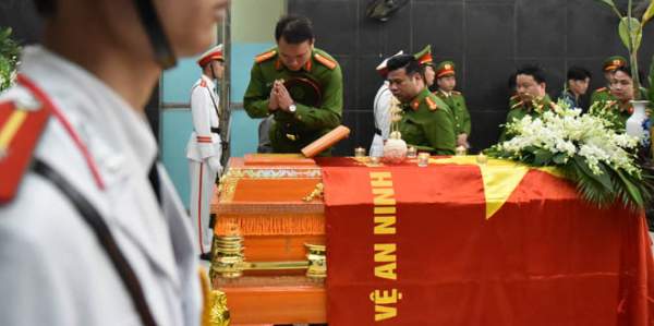 Đồng đội, người thân khóc nghẹn trong đám tang chiến sĩ cảnh sát PCCC 2