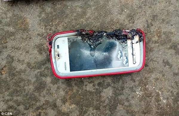 Ấn Độ: Cô gái chết thảm vì điện thoại nổ tung khi sử dụng 2