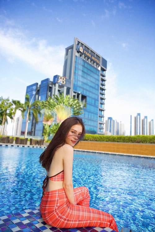 Hot girl Hà thành Linh Rin diện váy áo khoe lưng trần không tì vết 3