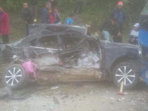 Bàng hoàng phát hiện 2 vợ chồng và bé trai chết trên xe Mercedes 2