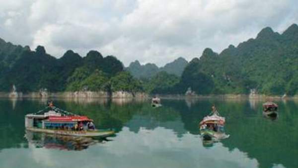 Đến Tuyên Quang ngắm hồ Na Hang đẹp mộng mơ, thác Lăn hùng vĩ