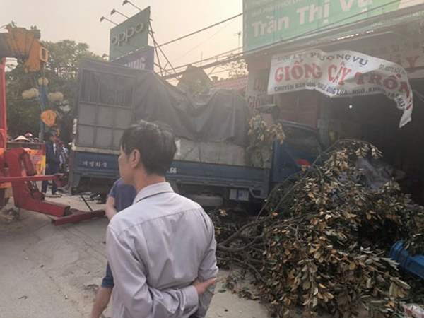 Xe cứu hộ đâm xe tải, sập nhà dân làm 3 người nhập viện 2
