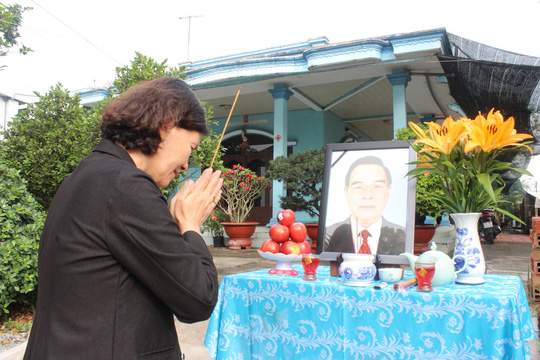 Người dân lập bàn thờ tiếc thương cố Thủ tướng Phan Văn Khải 4