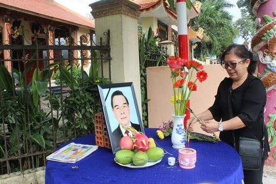 Người dân lập bàn thờ tiếc thương cố Thủ tướng Phan Văn Khải 5
