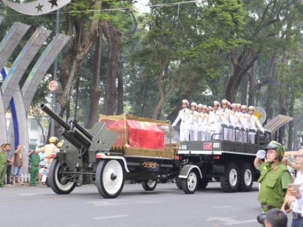 Người dân lập bàn thờ tiếc thương cố Thủ tướng Phan Văn Khải 10