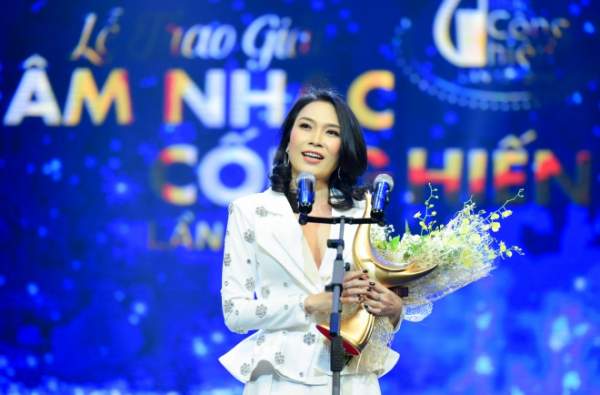 Hoa hậu Nguyễn Thị Huyền quyến rũ sánh đôi cùng Tấn Minh 16
