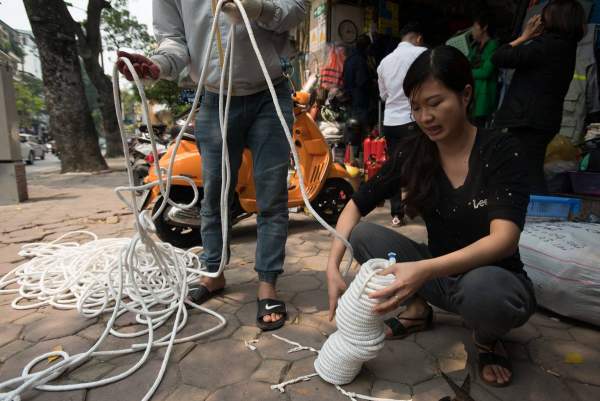 Dân đổ xô đi mua mặt nạ phòng độc, thang dây sau vụ cháy chung cư ở Sài Gòn 4