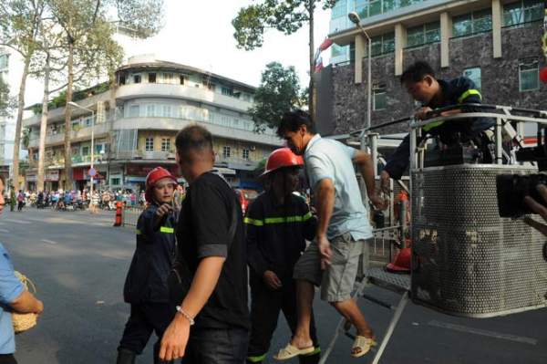 Gần 20 người khóc gào, cầu cứu trong đám cháy cơ sở massage ở Sài Gòn 3
