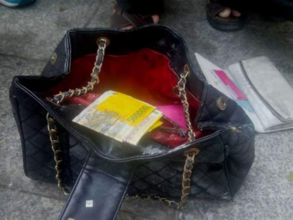 Nóng 24h qua: Phát hiện túi xách chứa cọc tiền nghi của nạn nhân tử vong ở chung cư Carina 5