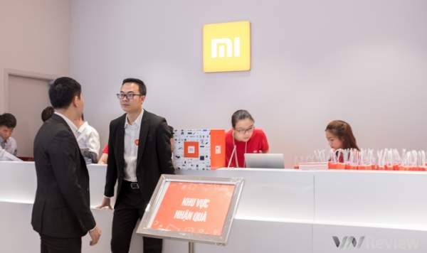 Xiaomi khai trương cửa hàng lớn nhất trong khu vực tại TP.HCM, bày bán gần 200 mã hàng 2