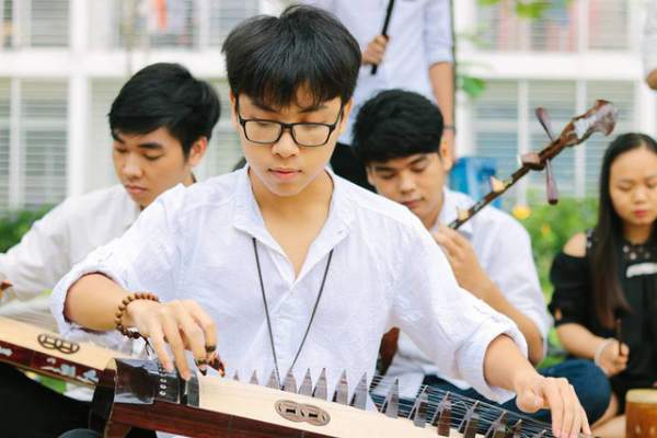 Sinh viên FPT học CNTT nhưng chơi thạo 5 loại nhạc cụ dân tộc 2