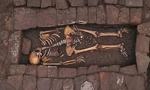 Tử thi thai phụ "sinh con" trong ngôi mộ 1.300 năm