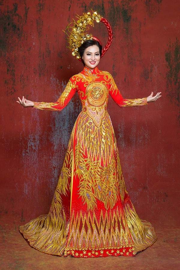 Nữ Hoàng Trần Huyền Nhung quyền quý với quốc phục của NTK Tuấn Hải. 5