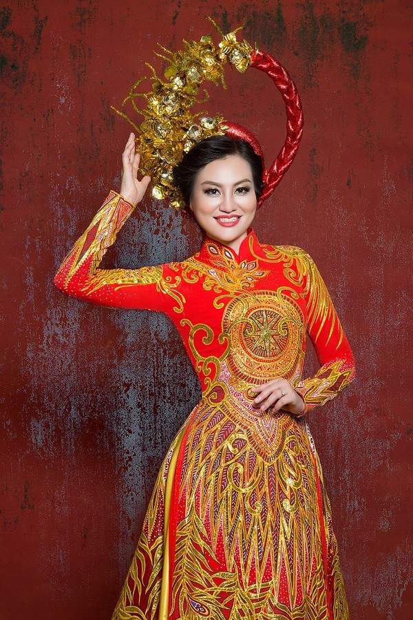Nữ Hoàng Trần Huyền Nhung quyền quý với quốc phục của NTK Tuấn Hải. 8