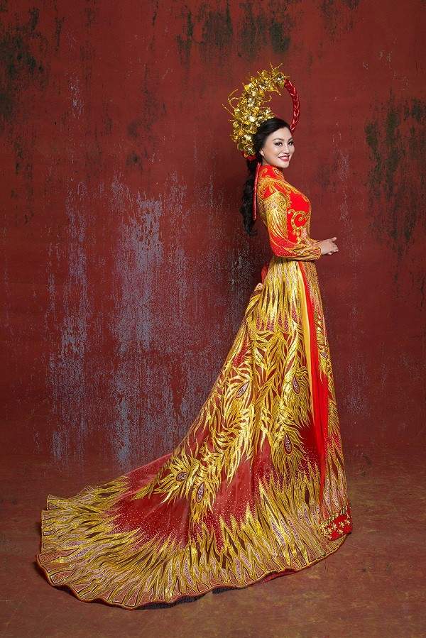 Nữ Hoàng Trần Huyền Nhung quyền quý với quốc phục của NTK Tuấn Hải. 7