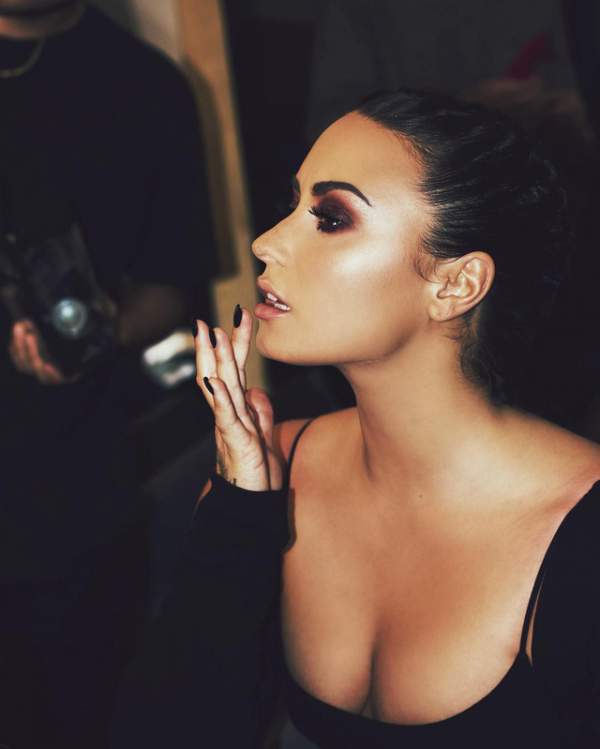 Những hình ảnh "bỏng mắt" của Demi Lovato 8
