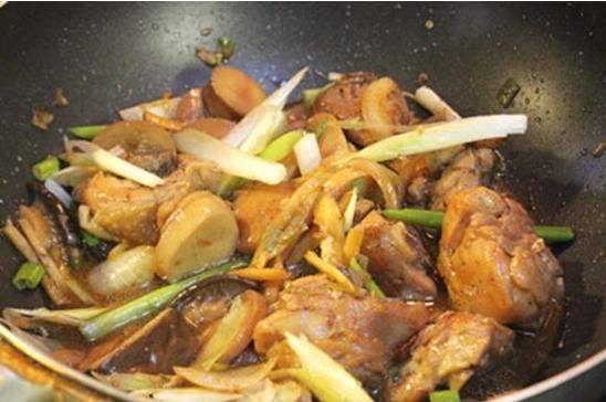Cách làm thịt gà kho nấm đậm đà cho bữa cơm ấm áp 7