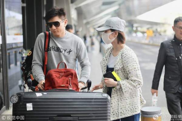 Lưu Thi Thi và Ngô Kỳ Long tình tứ tại sân bay giữa tin đồn ly hôn vì ngoại tình 4
