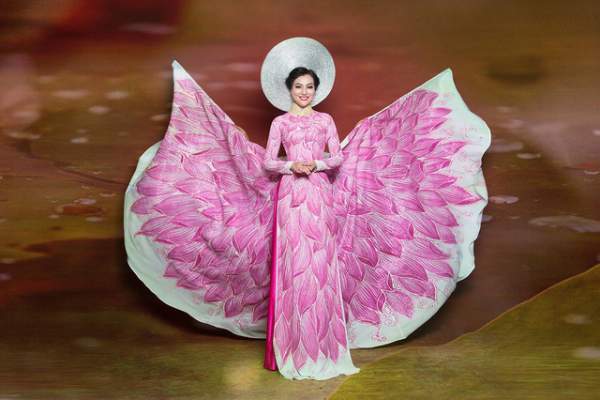 Nữ Hoàng Trần Huyền Nhung lộng lẫy với quốc phục sen hồng của NTK Tuấn Hải 7