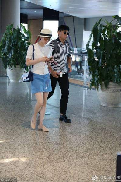Lưu Thi Thi và Ngô Kỳ Long tình tứ tại sân bay giữa tin đồn ly hôn vì ngoại tình 9