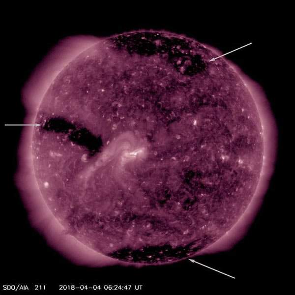 Xuất hiện ba lỗ tròn nhỏ mới trên bề mặt Mặt Trời, tạo ra bão địa từ cấp độ nhẹ hướng tới Trái Đất 2