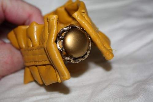 Cách làm vòng tay handmade bèo nhún sang chảnh từ túi cũ 6