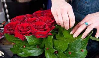 Cách cắm hoa hồng hình trái tim cho ngày Valentine 4
