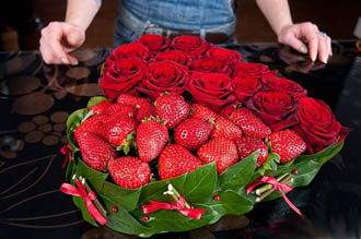Cách cắm hoa hồng hình trái tim cho ngày Valentine 7