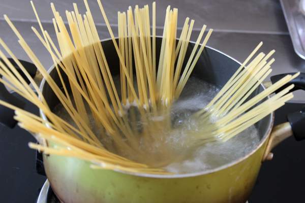 Làm món spaghetti carbonara cho bữa sáng chỉ 15 phút 2