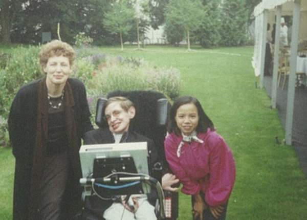 Chuyện ít biết về con gái nuôi người Việt của nhà bác học Stephen Hawking 4