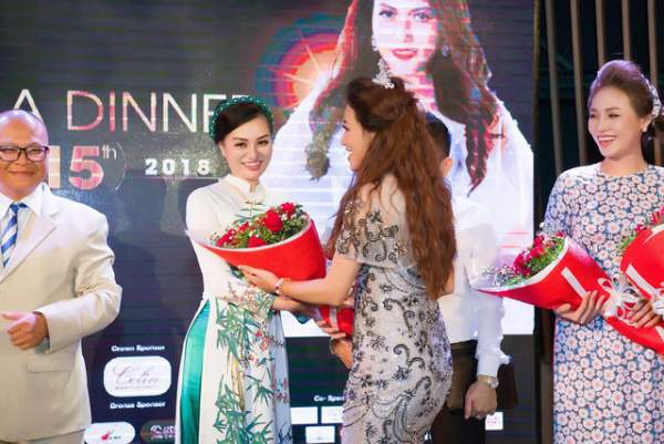 Nữ Hoàng Trần Huyền Nhung diện áo dài của NTK Ngọc Hân đi event hoa hậu quý bà. 9