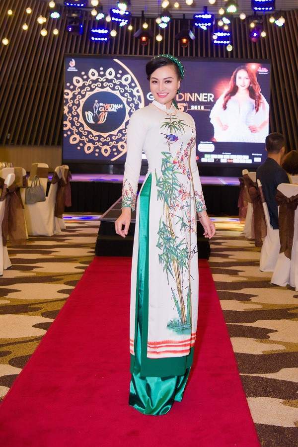 Nữ Hoàng Trần Huyền Nhung diện áo dài của NTK Ngọc Hân đi event hoa hậu quý bà. 5