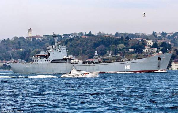 Tàu chiến Nga mang hàng loạt khí tài quân sự cập cảng Syria?