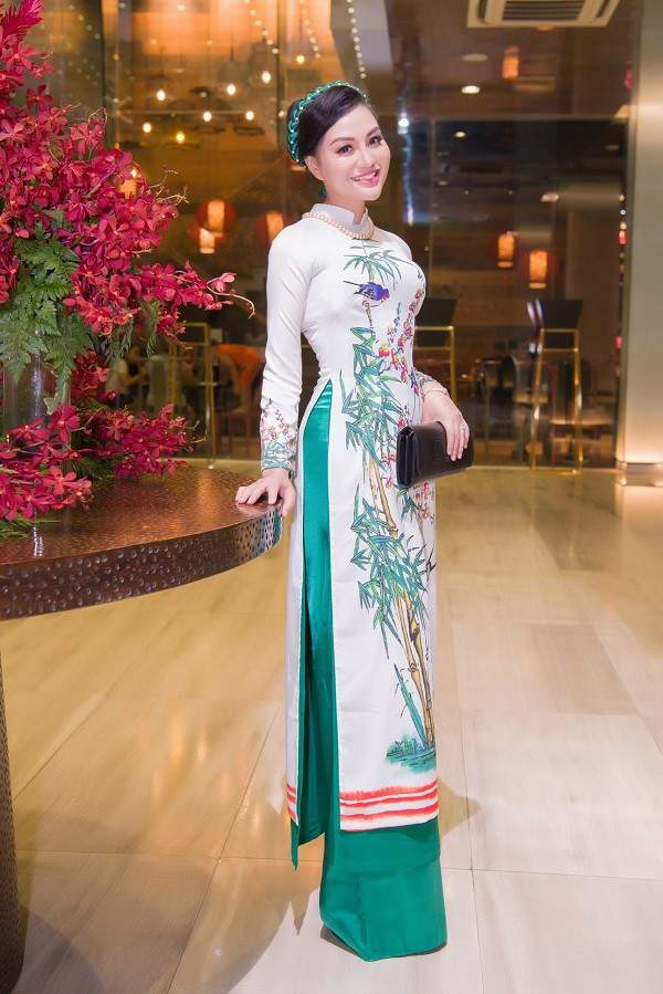 Nữ Hoàng Trần Huyền Nhung diện áo dài của NTK Ngọc Hân đi even hoa hậu quý bà 4