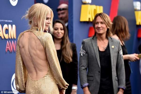 51 tuổi, Nicole Kidman vẫn khoe lưng trần nõn nà 2