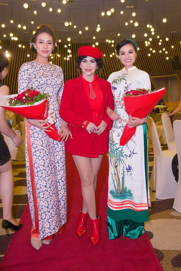 Nữ Hoàng Trần Huyền Nhung diện áo dài của NTK Ngọc Hân đi event hoa hậu quý bà. 8