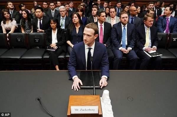 Mark Zuckerberg gây sốc khi thừa nhận thu thập thông tin cả những người không dùng Facebook