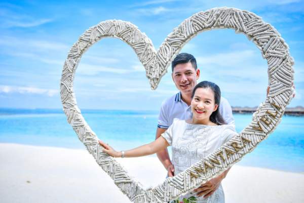Bình Minh hôn vợ say đắm trong tiệc kỷ niệm 10 năm ngày cưới 3