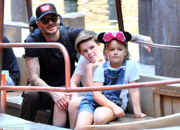 Gia đình Beckham vui vẻ đi chơi ở Disneyland 7
